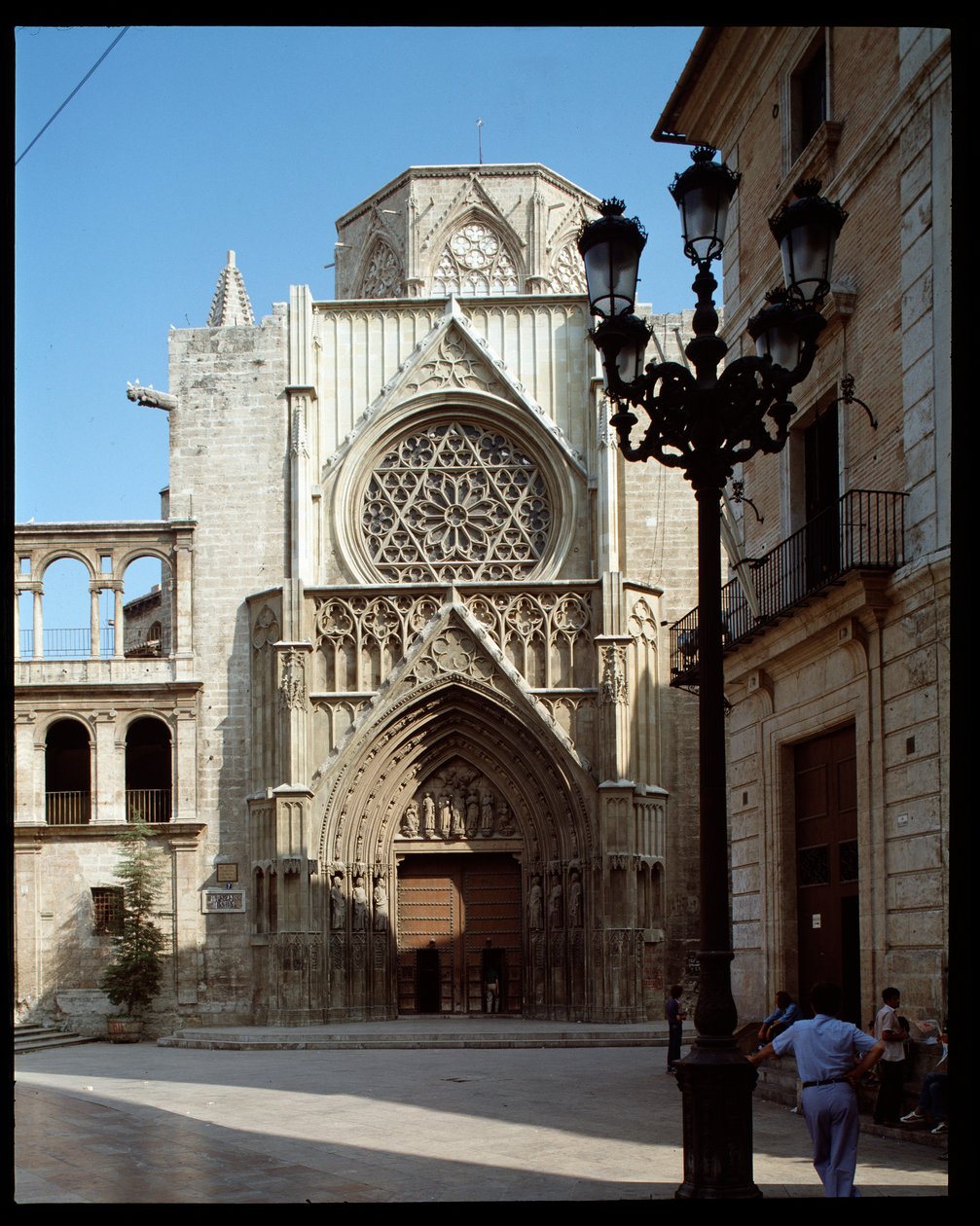 Pohled na portál apoštolů, Katedrála ve Valencii (Valencie) 14. století (Pohled na portál apoštolů, Valencie, Španělsko) Španělsko od Romanesque