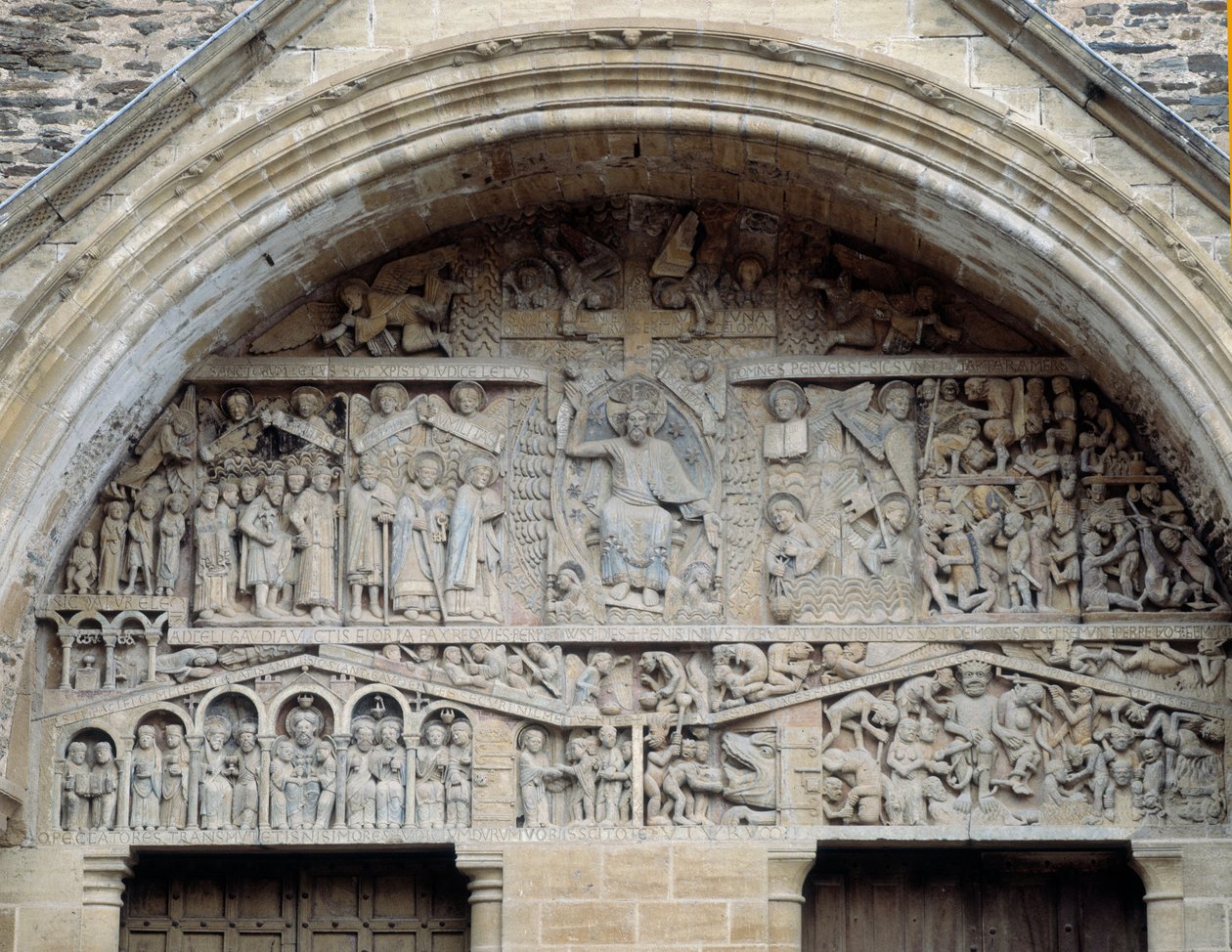 Pohled na tympanon posledního soudu, Kristus mezi rájem a peklem (socha od Romanesque