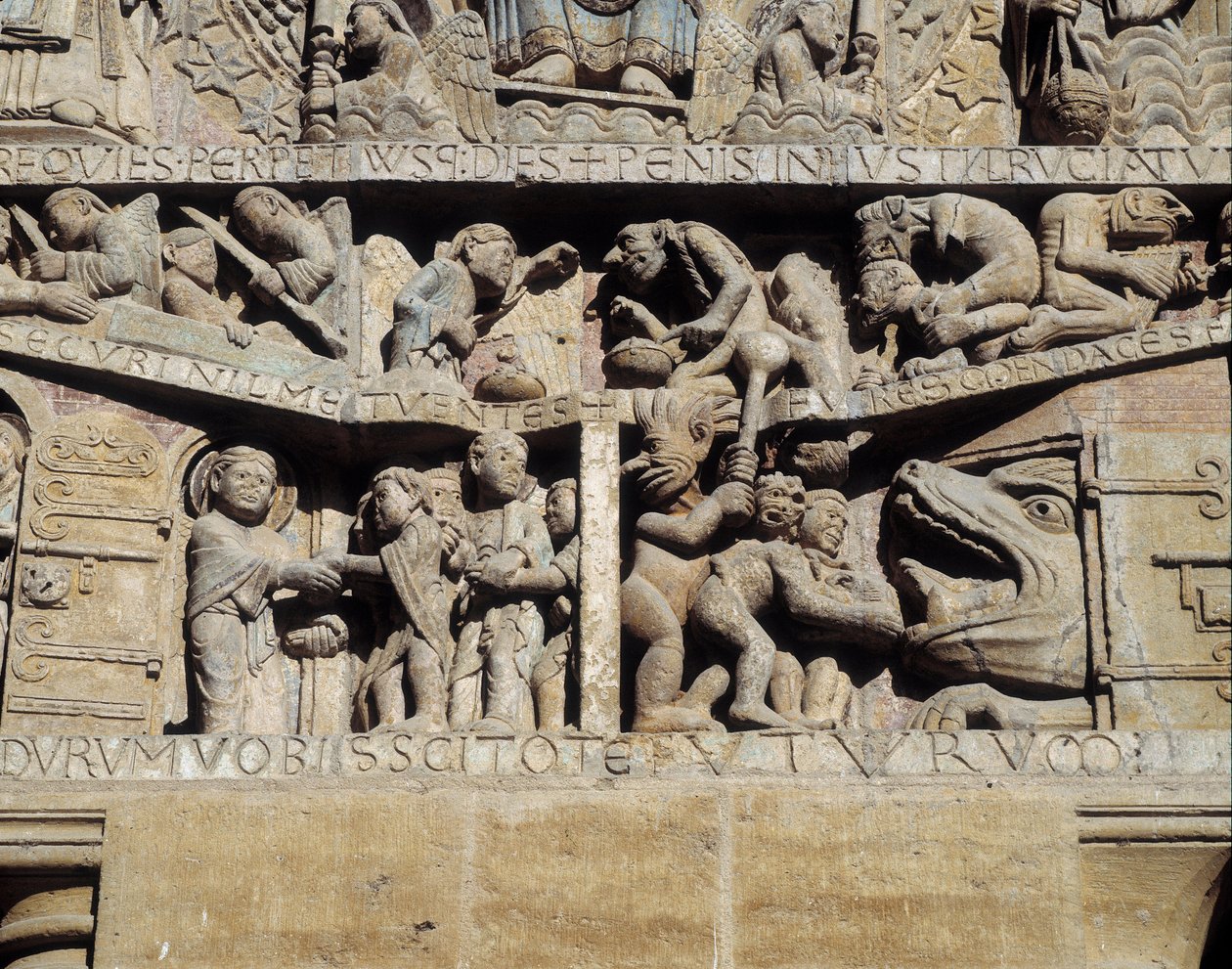 Pohled na tympanon posledního soudu, detail pekla (socha od Romanesque