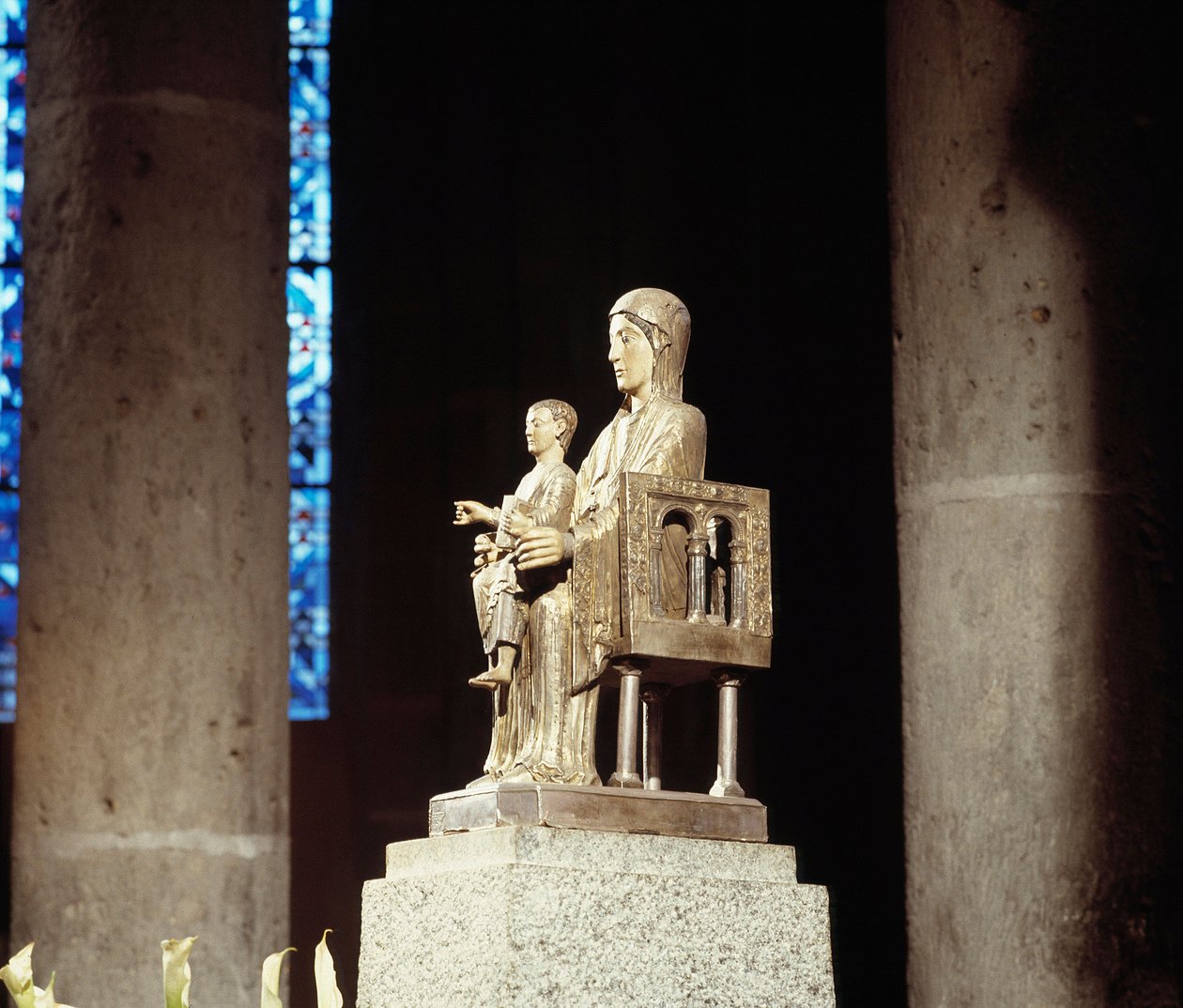 Panna a dítě (socha) od Romanesque