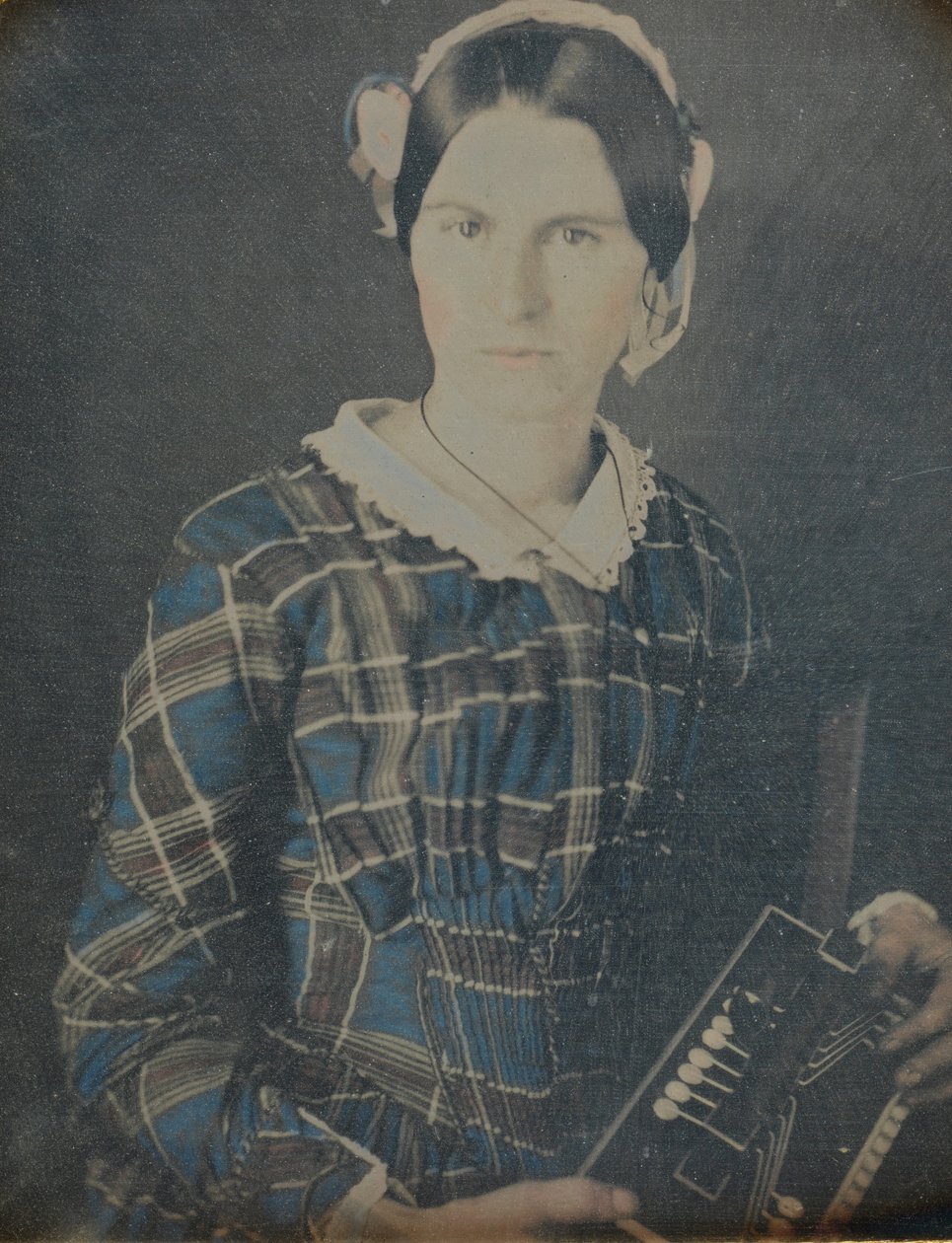 Žena s akordeonovou daguerrotypií, 40. léta 19. století. od Ron Fasand