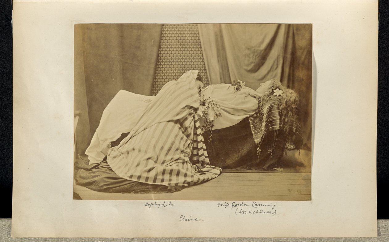 [Lady Middletonová jako "Elaine" a Sophy L.M. v Tableau Vivant z "Královských idyl"] od Ronald Ruthven Leslie Melville