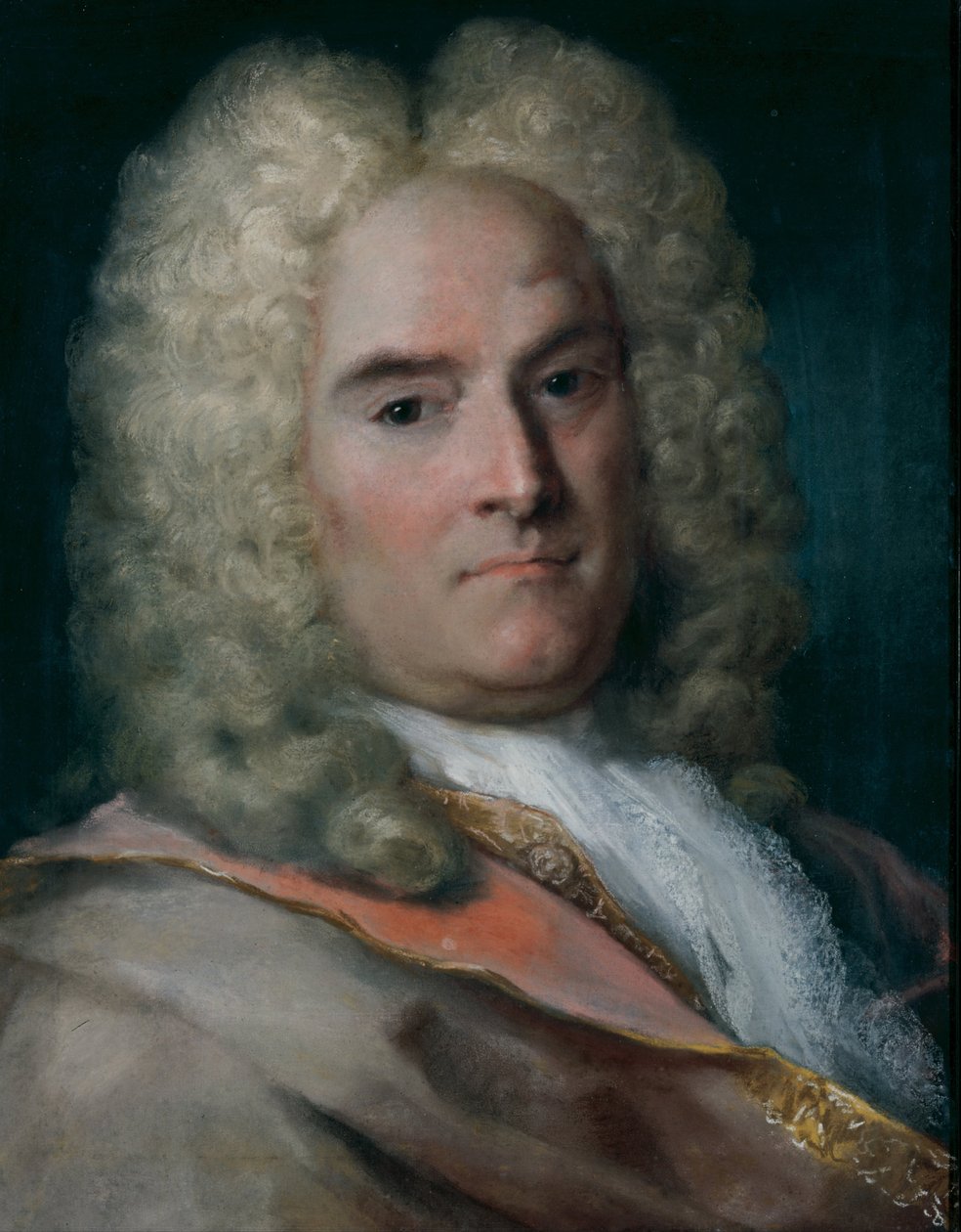Gentleman v šedém plášti přes zlatý vyšívaný kabát od Rosalba Giovanna Carriera