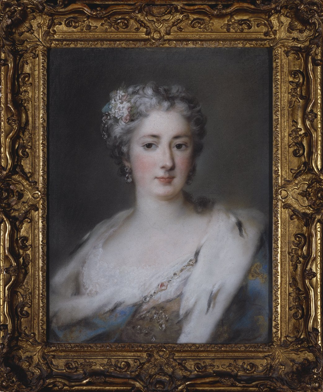Portrét dámy v róbě lemované hermelínem od Rosalba Giovanna Carriera