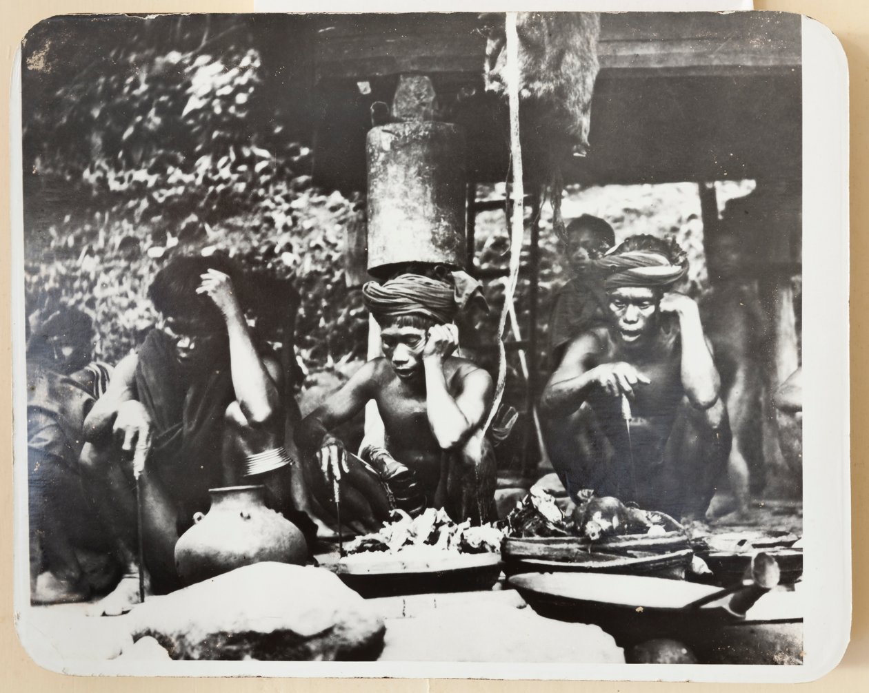 Ifugao kněží během náboženského obřadu, 1910 (černobílá fotografie) od Roy Barton