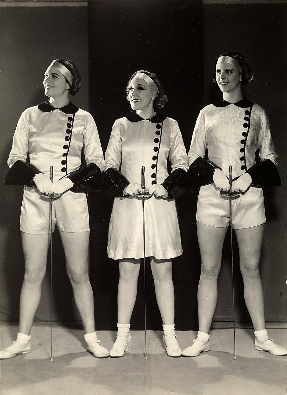 Portrét tří gymnastek v šermířském oblečení (černobílá fotografie) od Rudolf Duhrkoop