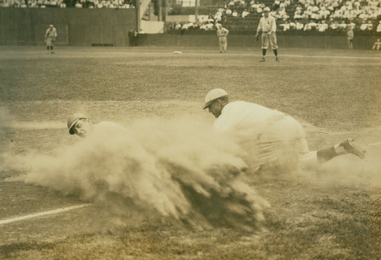 Hráč baseballu sklouzávající na třetí základnu ve hře St. Louis Terriers (Federal League) od Russell Froelich
