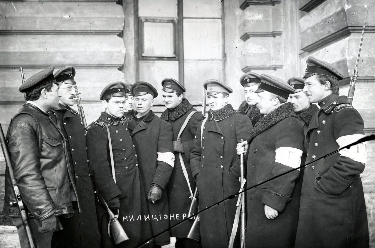 Skupina studentů působících jako milicionáři, Petrohrad, 1917 od Russian Photographer