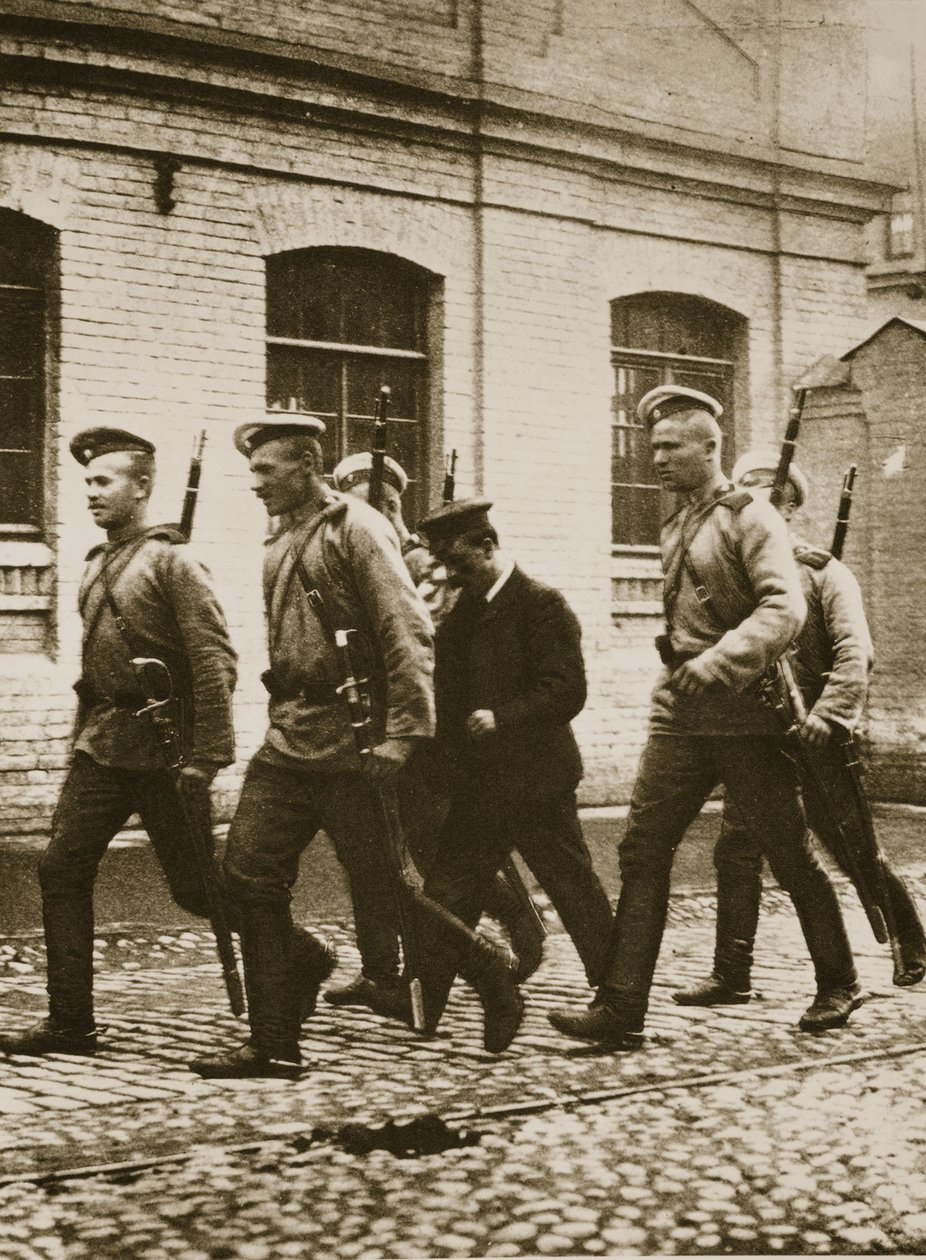 Hlídka loví podezřelé po povstání ve Viborgu na předměstí Petrohradu (sépiová fotografie) od Russian Photographer