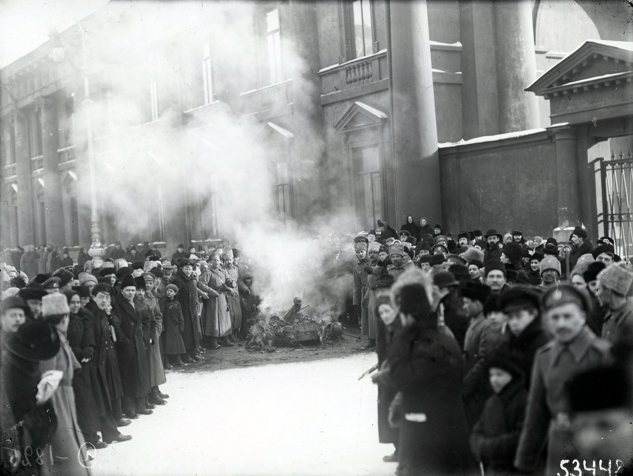 Spálení carského erbu na Něvském prospektu poblíž císařské kanceláře, Petrohrad, 1917 od Russian Photographer