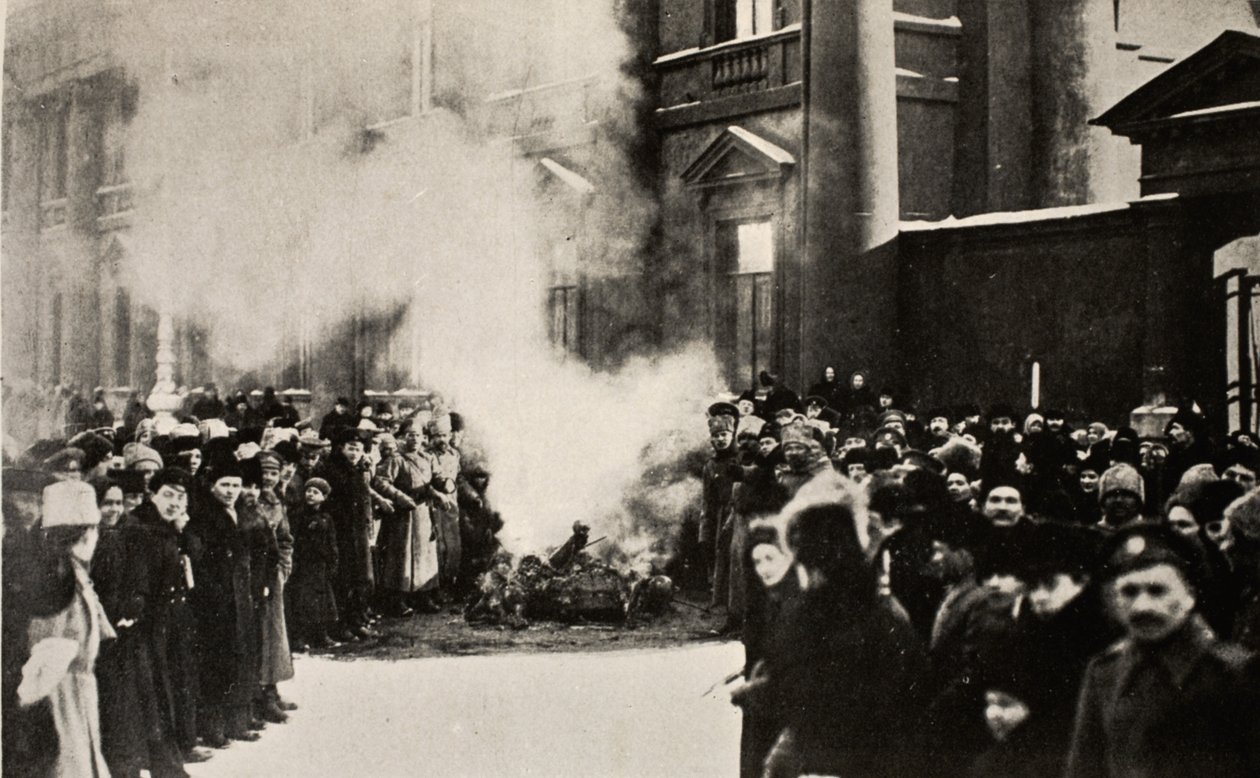 Pálení emblémů královské rodiny, 1917 od Russian Photographer