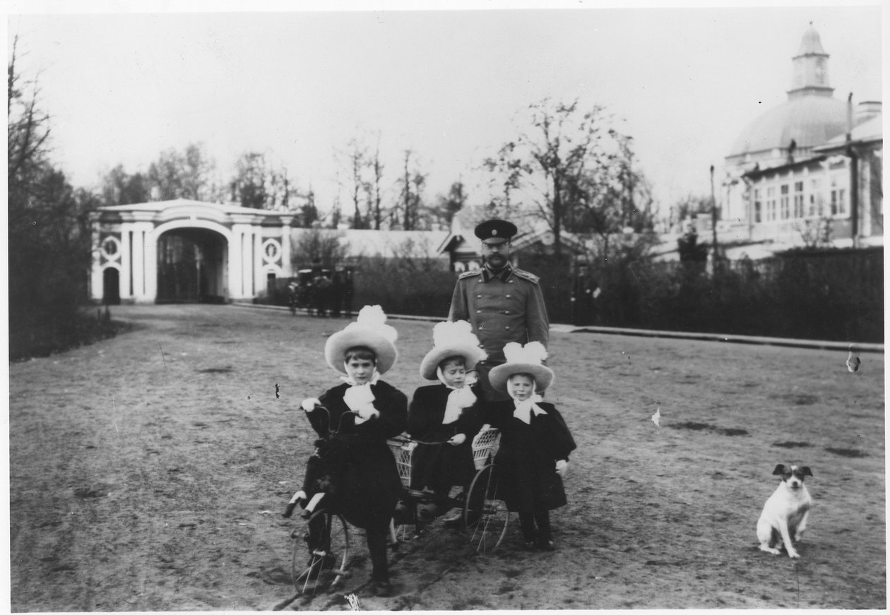 Carl Michael, vévoda z Mecklenburg-Strelitz se svými 3 neteřemi, Katyou, Menkou a Tashou, v paláci Oranienbaum poblíž St. Petersburgu, kolem roku 1898 od Russian Photographer