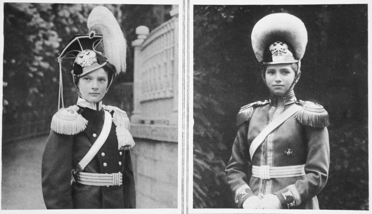 Vrchní plukovník ruských Uhlans: velkovévodkyně Tatiana a vrchní plukovník ruských koňských granátníků: velkovévodkyně Marie, z The Illustrated War News (sépiová fotografie) od Russian Photographer