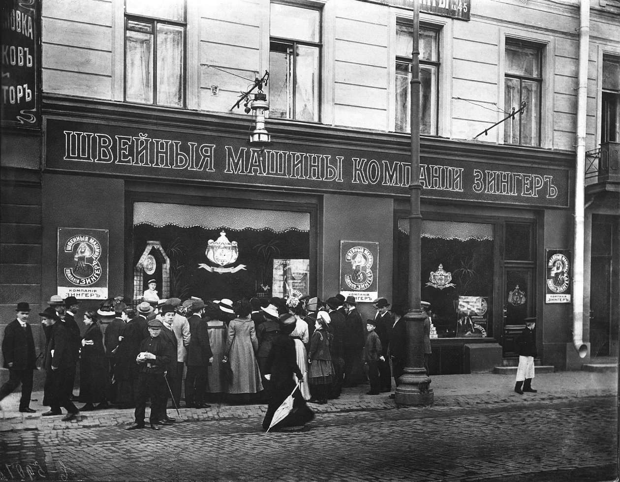 Davy přitahované k demonstraci ve výloze šicích strojů Singer v Petrohradě od Russian Photographer