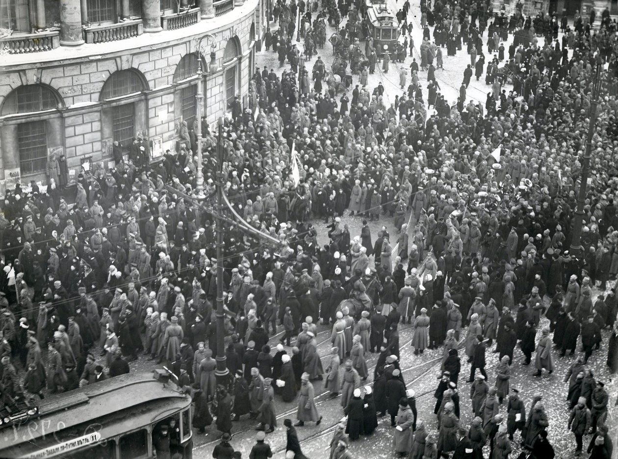 Demonstrace ve veřejné knihovně na Něvském prospektu, Petrohrad, 20.–21. dubna 1917 od Russian Photographer