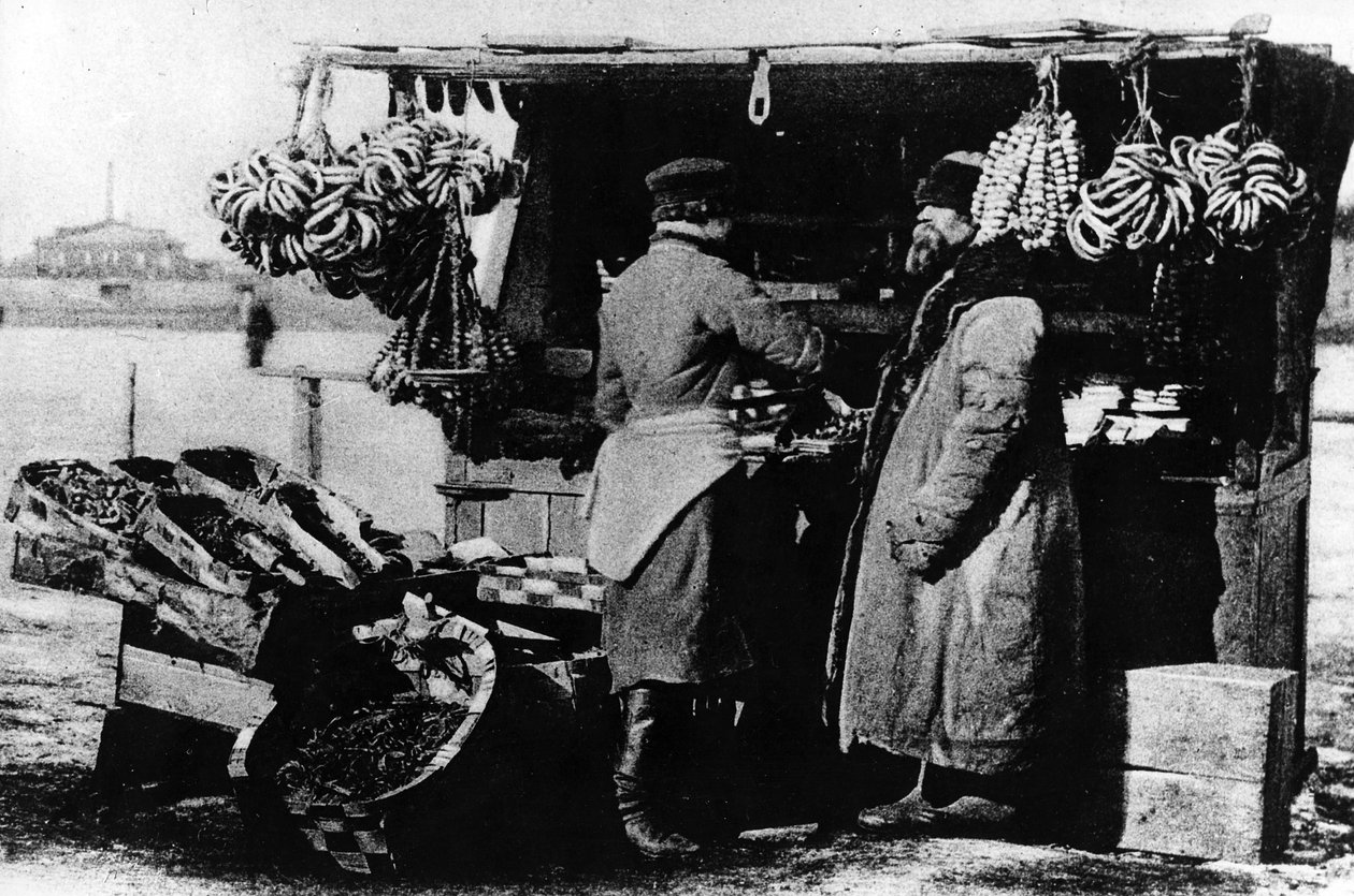 Stánek s jídlem a plodinami, Petrohrad, kolem C19 od Russian Photographer