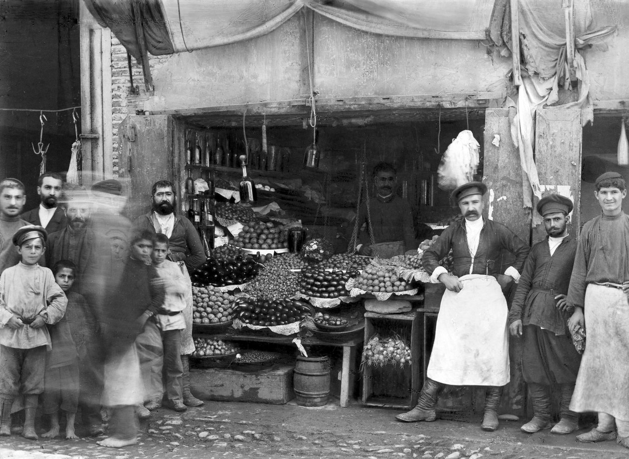 Tržní stánek v Petrohradě, kolem roku 1900 od Russian Photographer