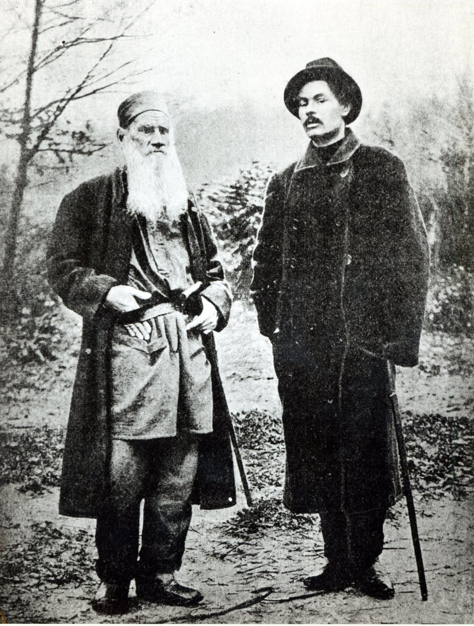 Maxim Gorkij (Alexey Maksimovič Peshkov) oběšení Lva Tolstého v Jasnaya Polyana v roce 1900 od Russian Photographer