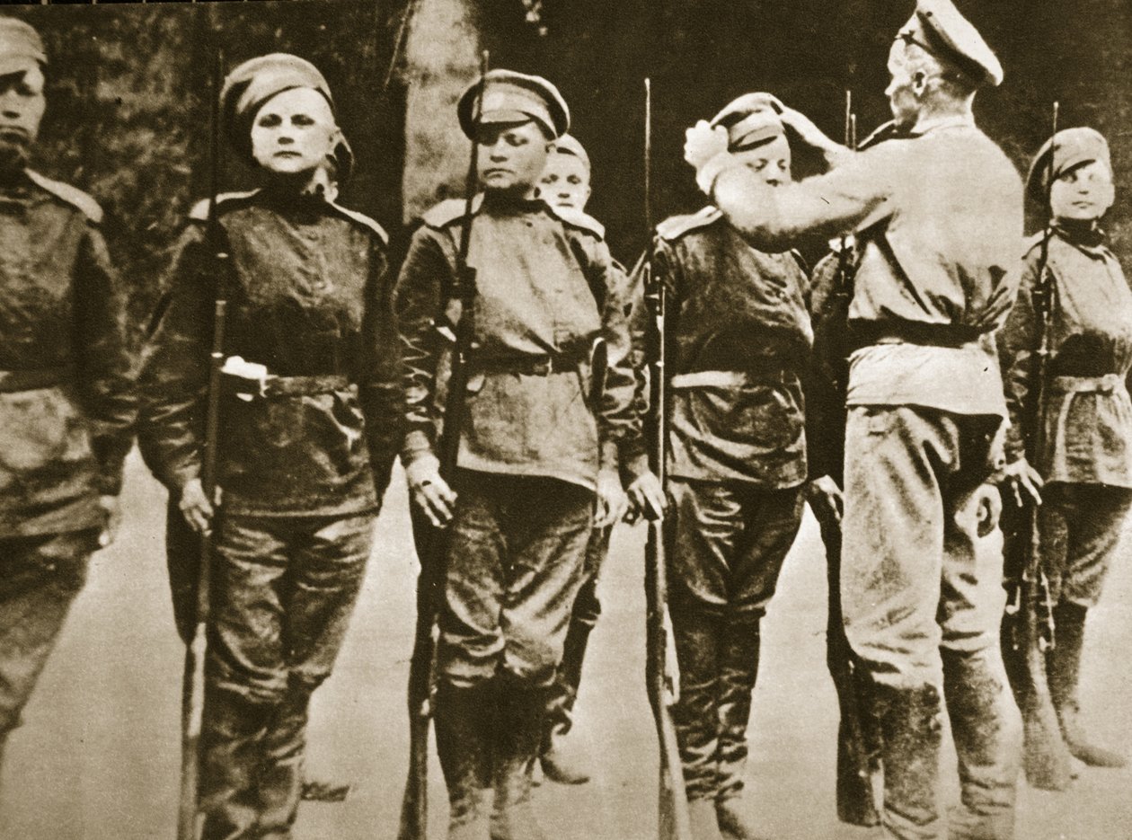 Členky 1. ruského ženského praporu smrti, 1917 (sépiová fotografie) od Russian Photographer