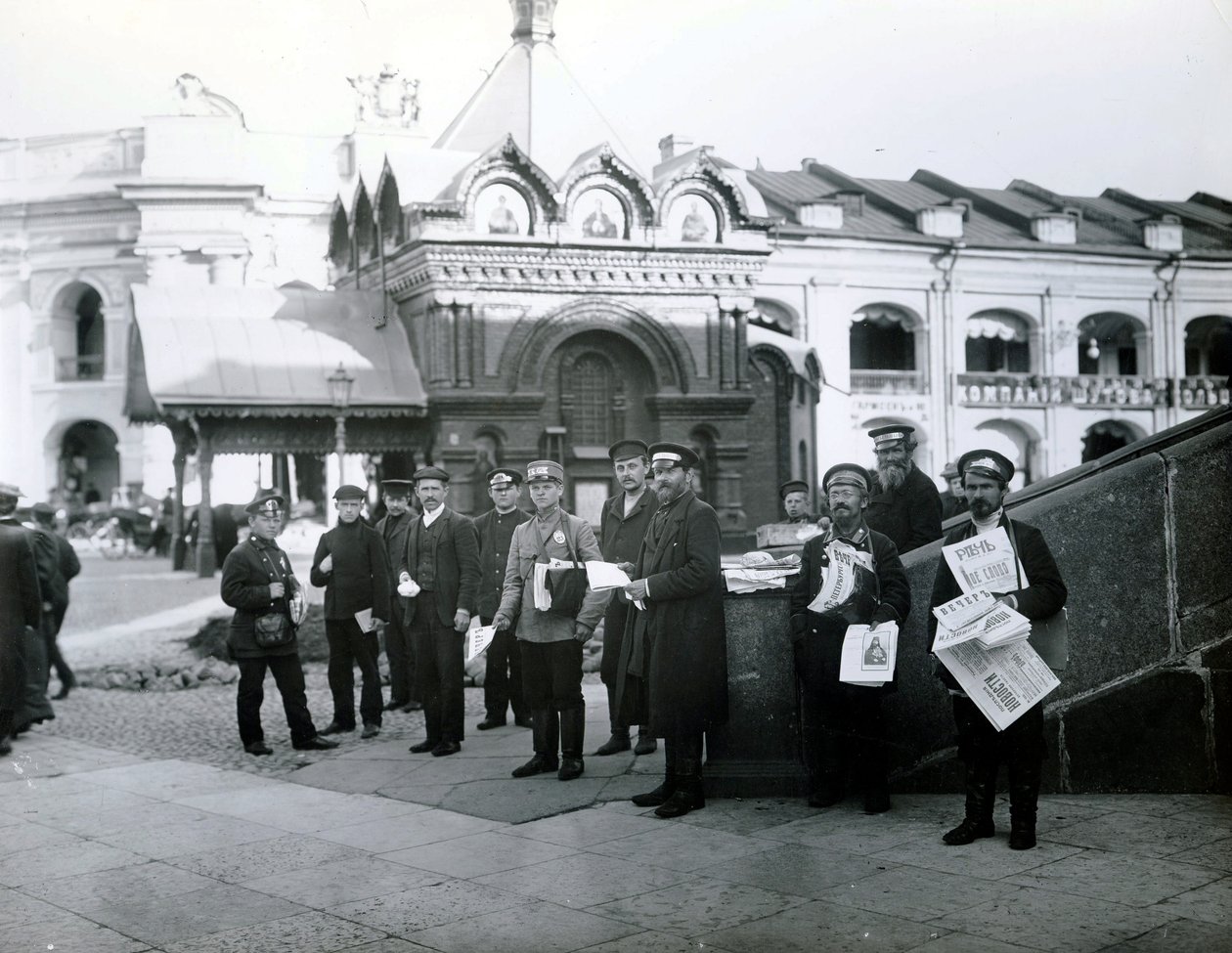 Prodejci novin v Petrohradu, 1913 od Russian Photographer