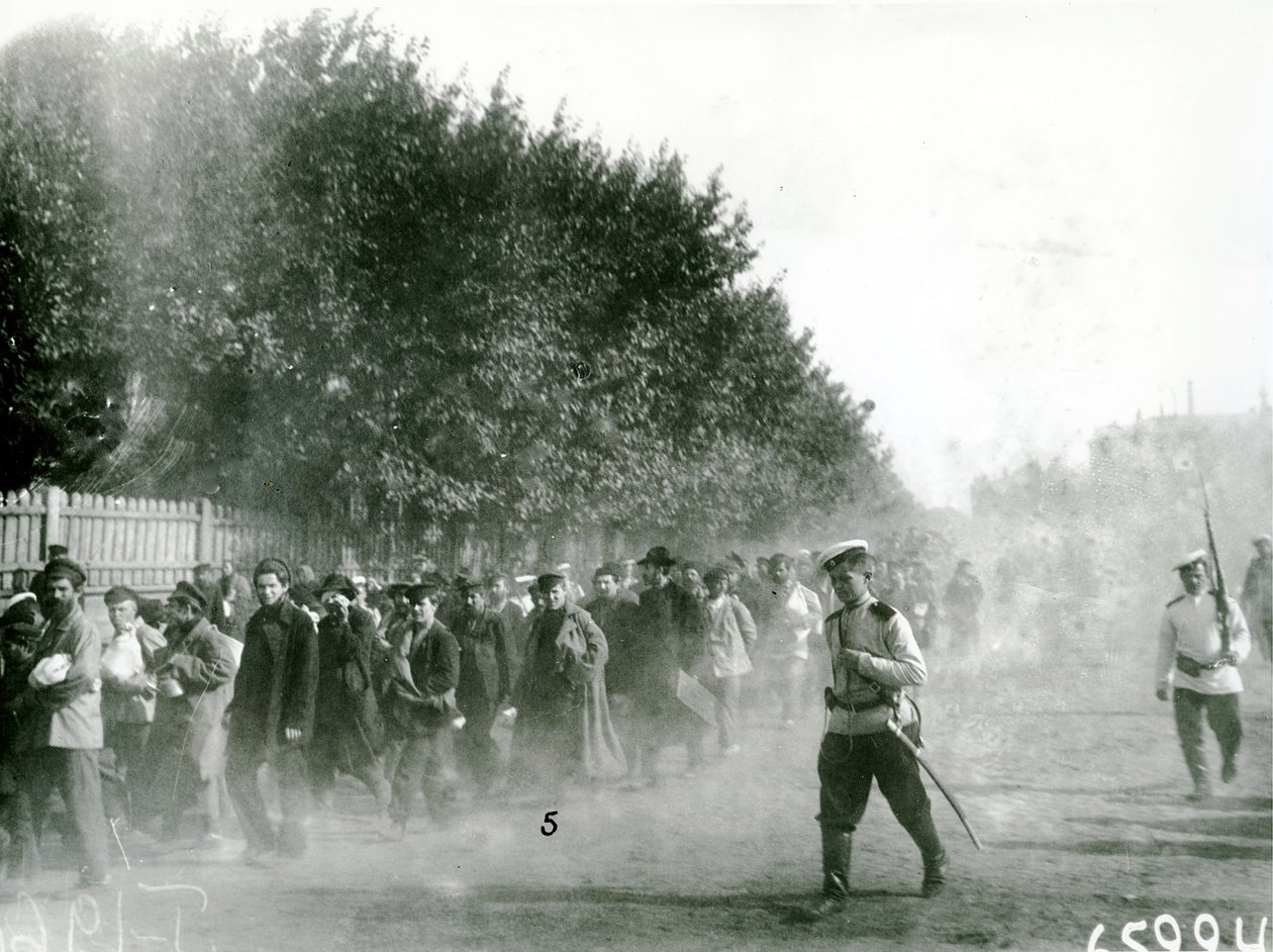 Političtí vězni jsou eskortováni přes Petrohrad, 1906 od Russian Photographer
