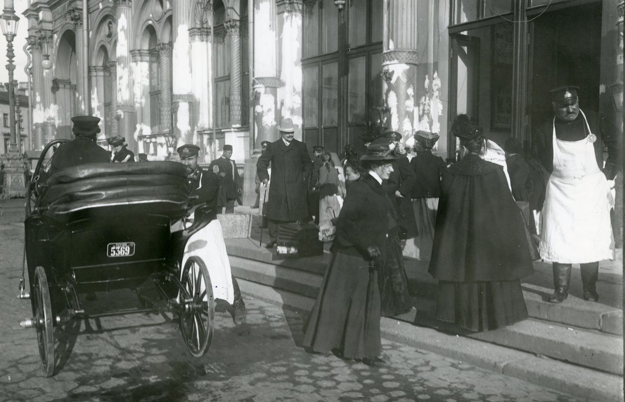 Nosiči a cestující před nádražím Nicholas, Něvský prospekt, St Petersburg, c.1913 od Russian Photographer