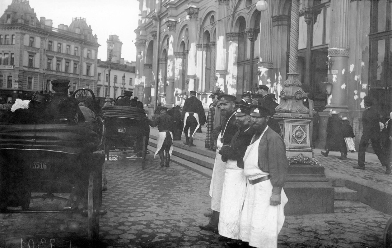 Nosiči a cestující před nádražím Nicholas, Něvský prospekt, Petrohrad, 1913 od Russian Photographer