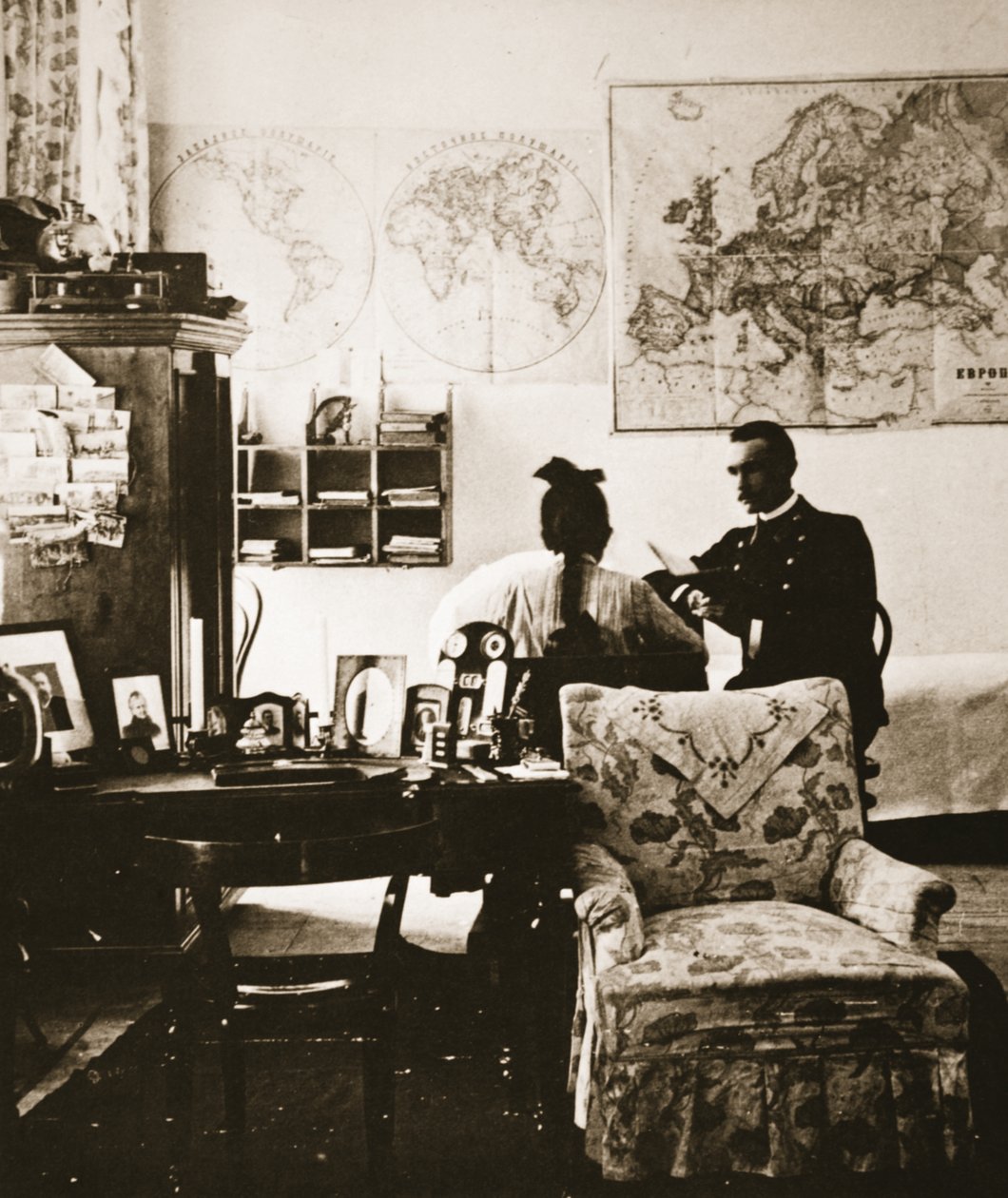 Princezna Sophie Trubetskoy se svým učitelem, polovina 90. let 19. století (sépiová fotografie) od Russian Photographer