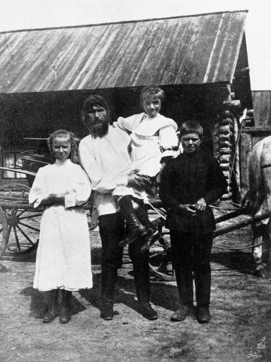 Rasputin a jeho rodina v Pokrovskoe od Russian Photographer