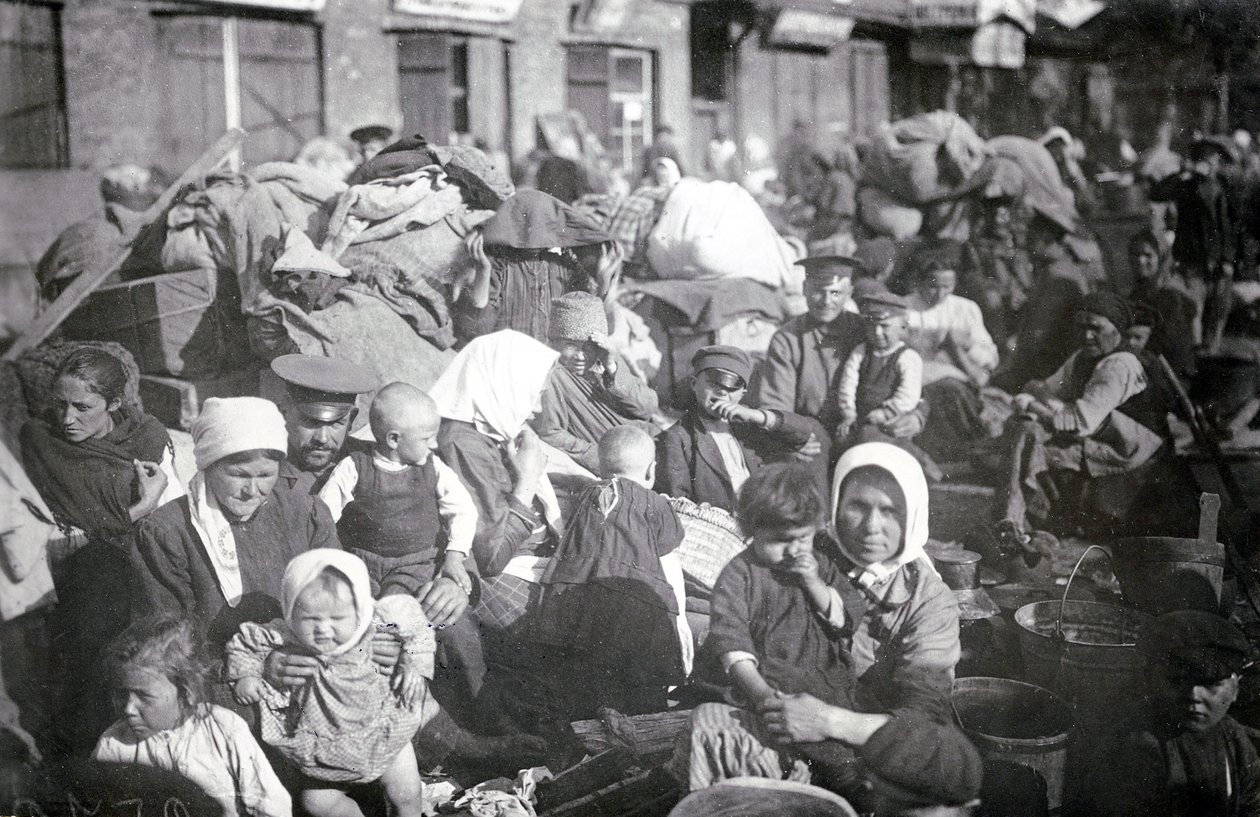 Uprchlíci v Petrohradu, 1915 od Russian Photographer
