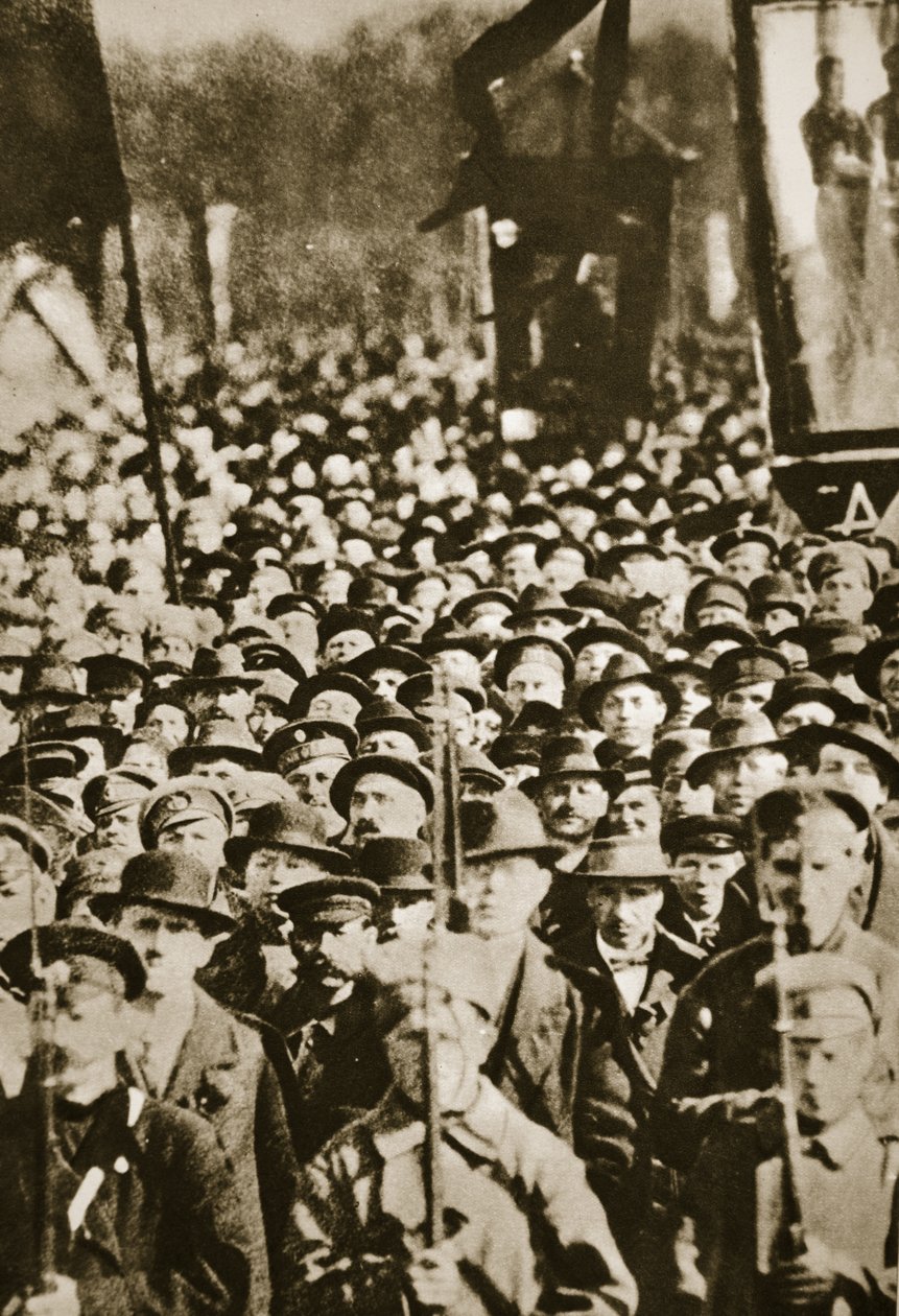 Revolucionisté v Petrohradě, 1917 (sépiová fotografie) od Russian Photographer