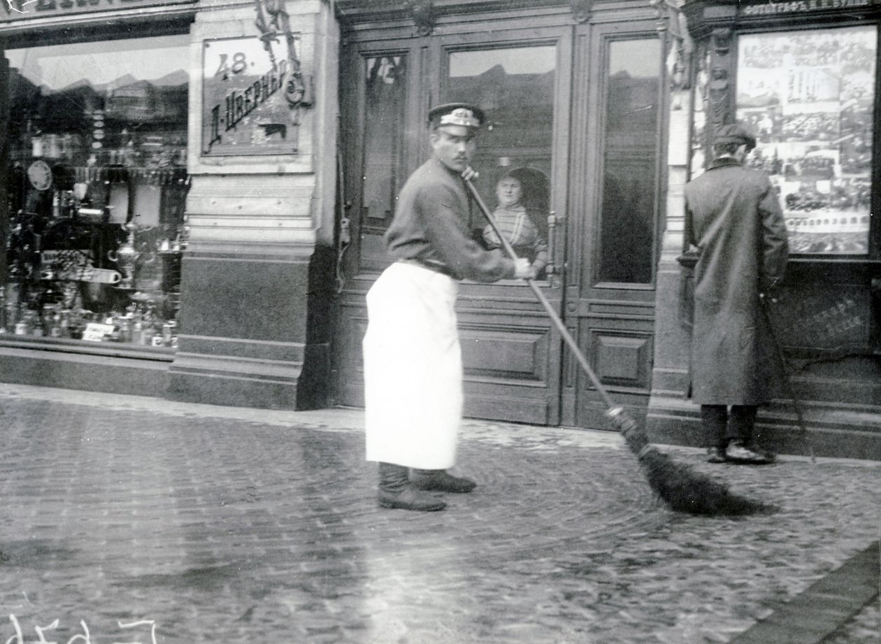 Silniční zametač na Něvském prospektu, Petrohrad, 1913 od Russian Photographer