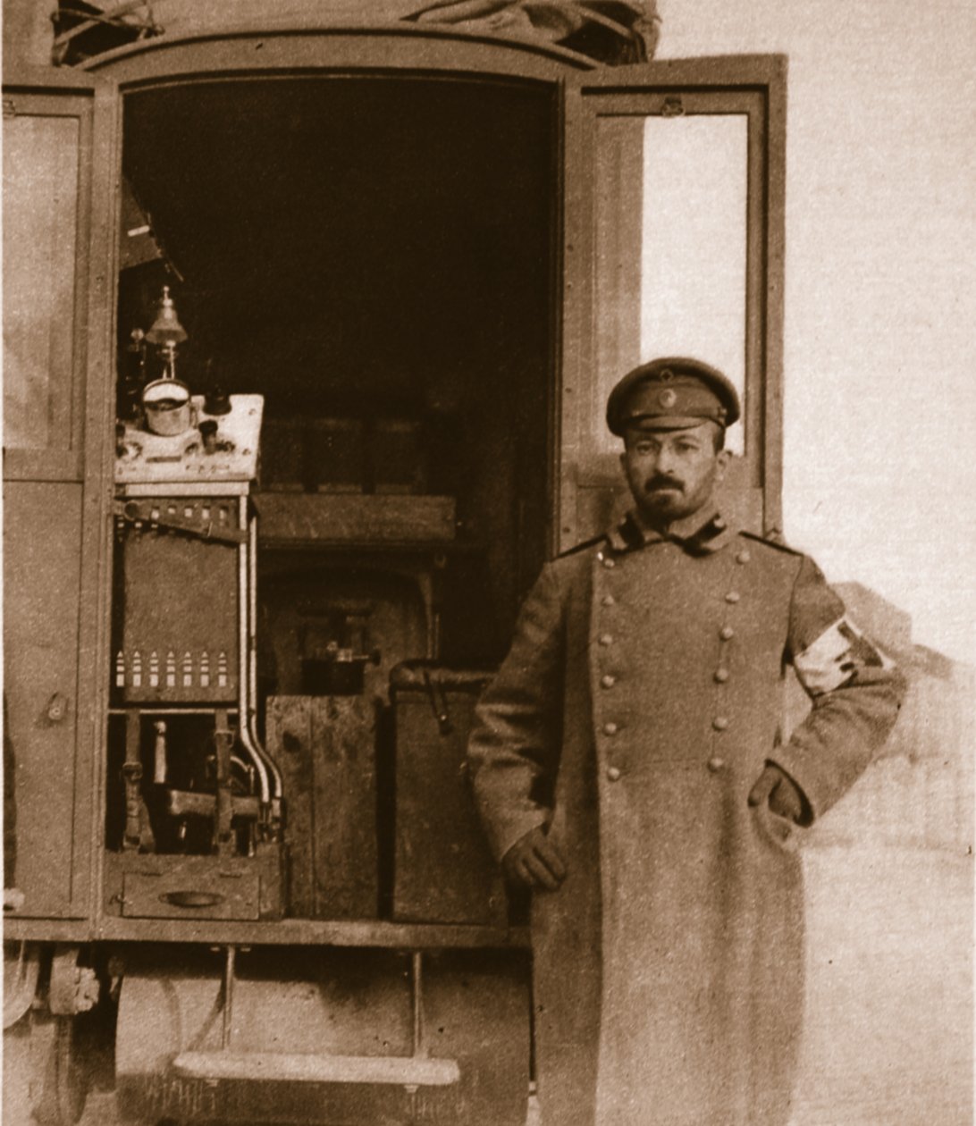 Ruský polní rentgenový vůz, z The Illustrated War News (sépiová fotografie) od Russian Photographer