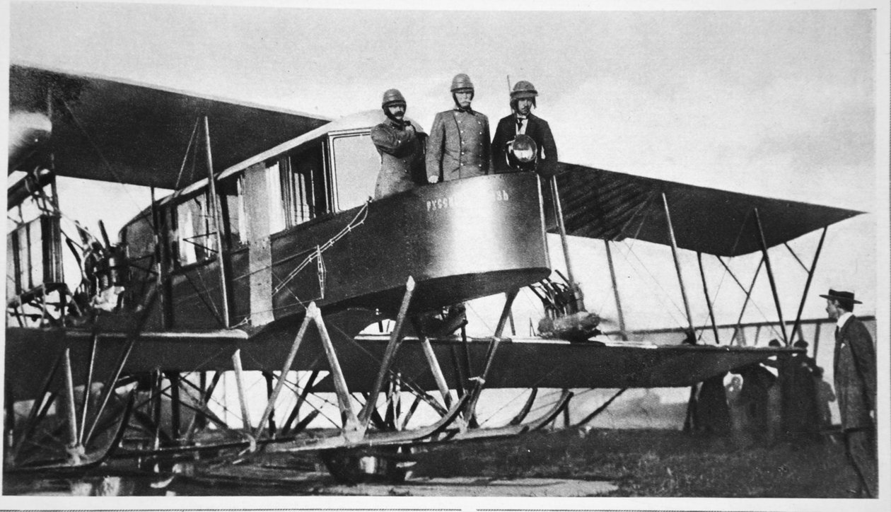 Ruské 3 a 12tunové letadlo pro osm! Obří dvouplošník Sikorsky, z nichž jeden bombardoval Němce ve východním Prusku, z The Illustrated War News od Russian Photographer