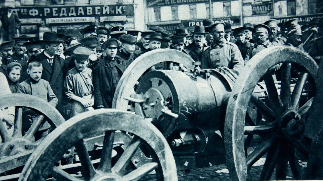 Solidní útěcha Ruska za ztrátu Przemyslu: jeden z rakouských 24-C.M. minomety, zajaté tam, v Moskvě, z The Illustrated War News od Russian Photographer