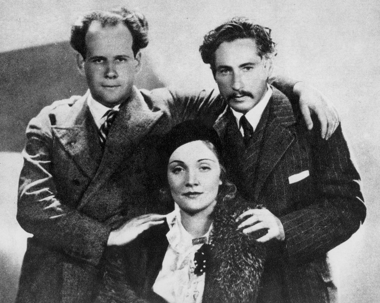 Sergei Eisenstein (1898-1948) s Marlene Dietrich (1901-92) a Joseph Sternberg (1894-1969) v roce 1930, od Serge Eisenstein, Reflexions dun Cineaste, vydané v Moskvě, 1958 od Russian Photographer