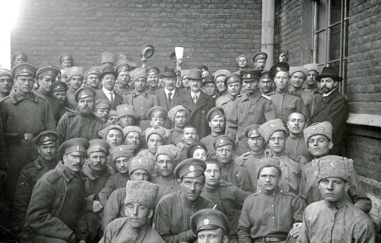 Vojáci jednotky Volinskij s poddůstojníkem T. L. Kirpichnikovem a zástupci dělnických spolků Anglie, Petrohrad, únor 1917 od Russian Photographer