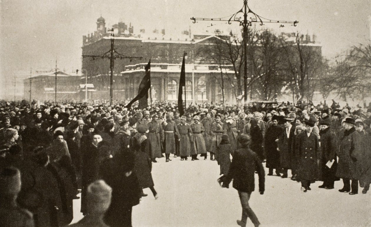 Vojáci s rudými vlajkami vedou obrovský dav na Něvském prospektu, březen 1917 od Russian Photographer