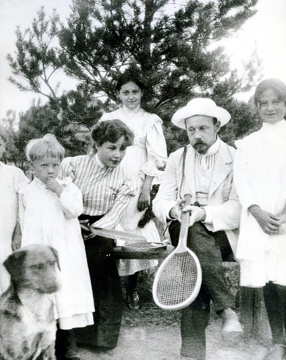 Obyvatelé Petrohradu si odpočinou od tenisového zápasu, 1900 od Russian Photographer