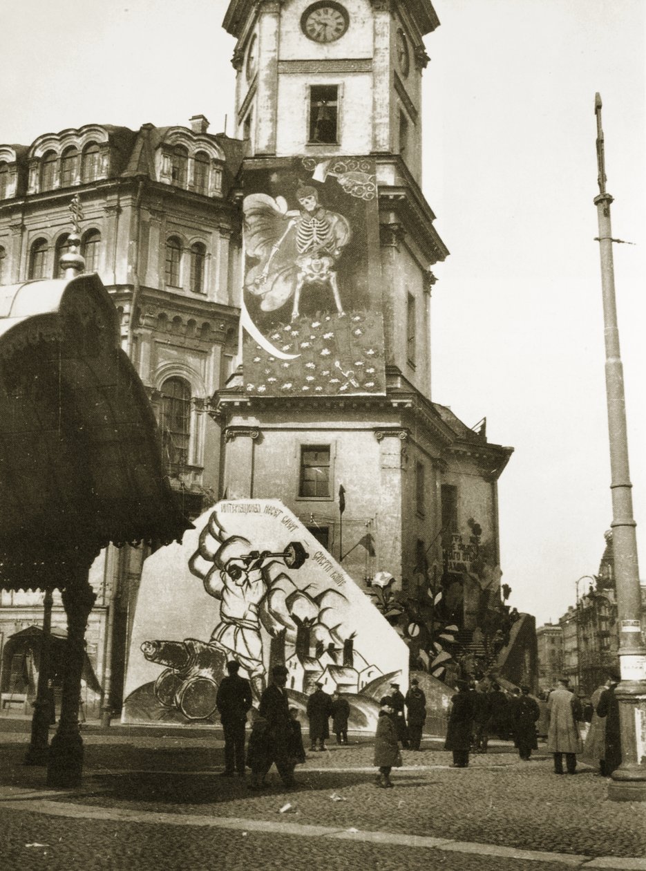 Bolševici svým uměním pokrývají oficiální budovy, Petrohrad (sépiové foto) od Russian Photographer