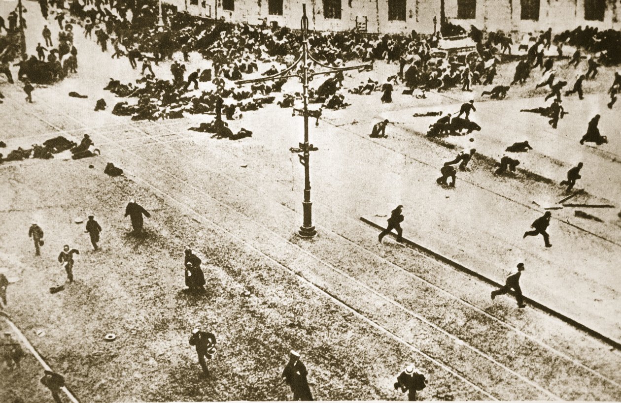 Masy násilně přebírají svůj vlastní osud, 1917 (sépiová fotografie) od Russian Photographer
