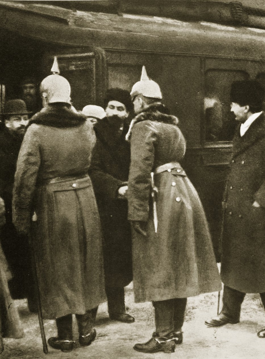 Trockij a ruští delegáti přivítáni německými důstojníky v Brest-Litovsku, prosinec 1917 (sépiová fotografie) od Russian Photographer