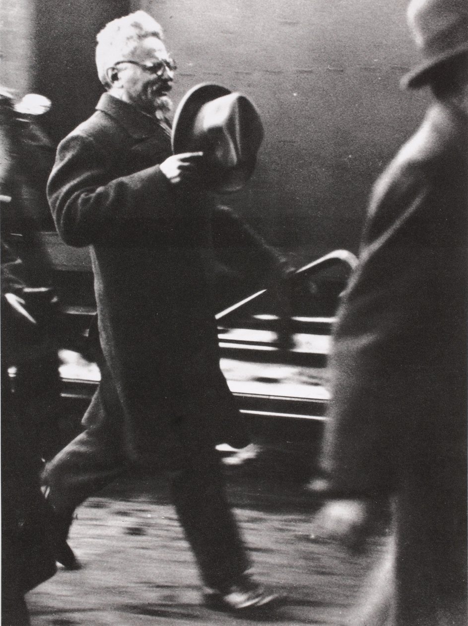 Trockij přijíždí do Paříže (sépiová fotografie) od Russian Photographer