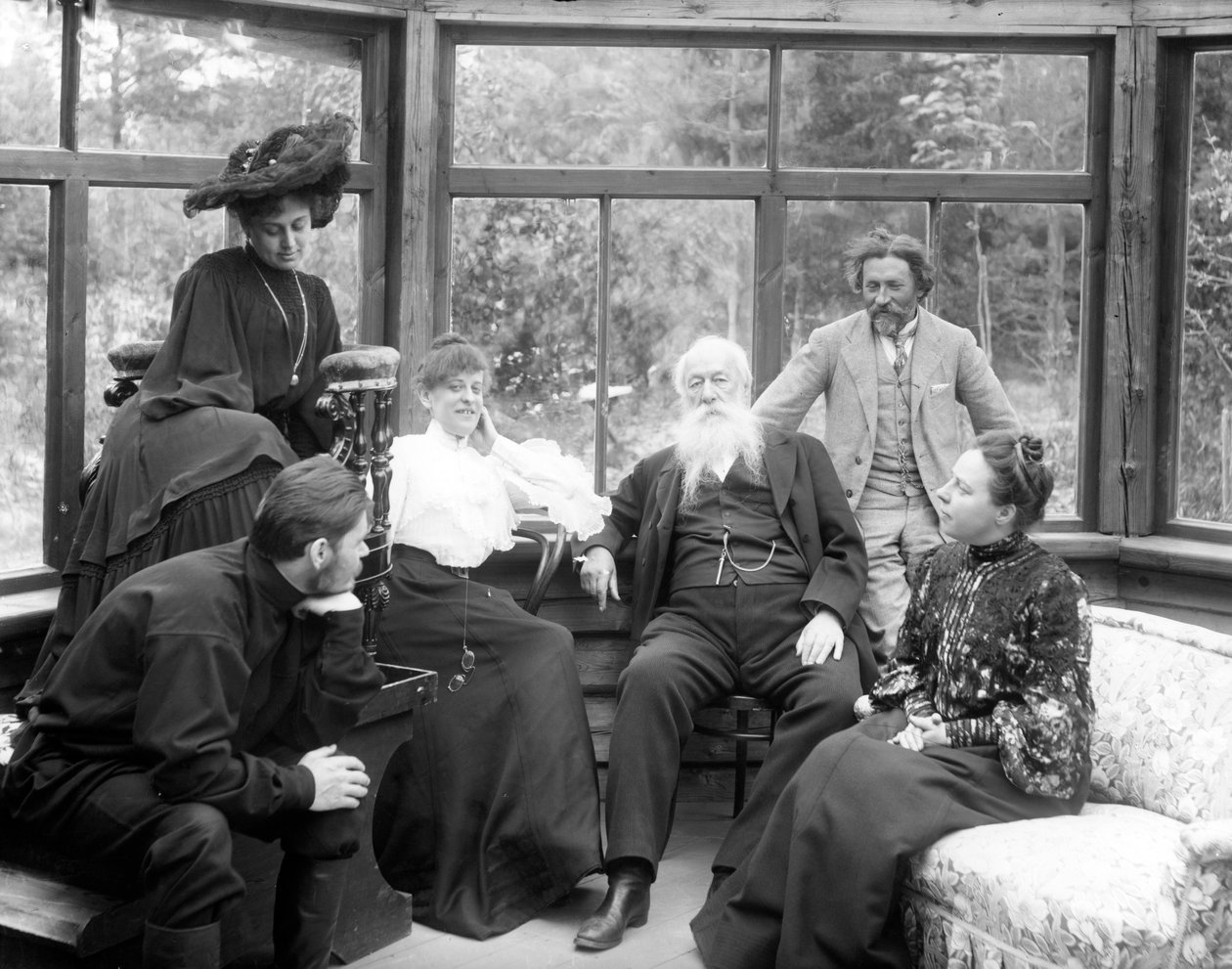 Vladimir Stasov odpočívá po posezení s Iljou Repinem, Natalyou Nordman-Severovou, Maximem Gorkým a Marií Andrejevovou na Repinově dači, srpen 1904 od Russian Photographer