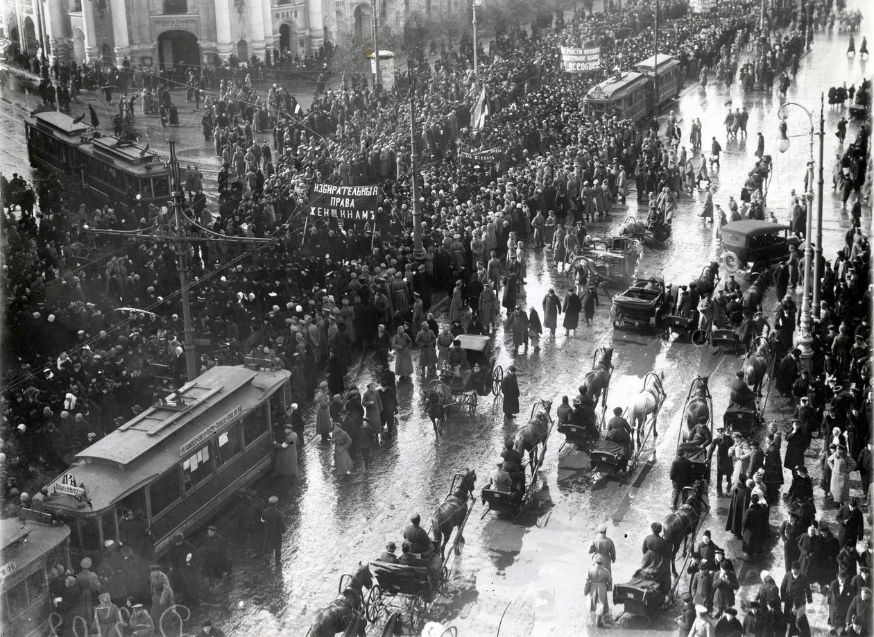 Ženy v demonstraci na Něvském prospektu, Petrohrad, 1917 od Russian Photographer