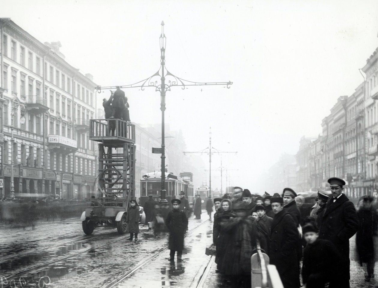 Dělníci provádějící opravy tramvajových linek, St Petersburg, c.1914 od Russian Photographer