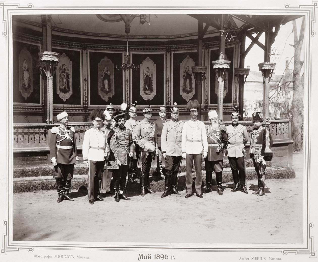 Car Nicholas II (1868-1918) stojící v zahradním pavilonu paláce se skupinou svých mužských příznivců, kolem roku 1896 od Russian School