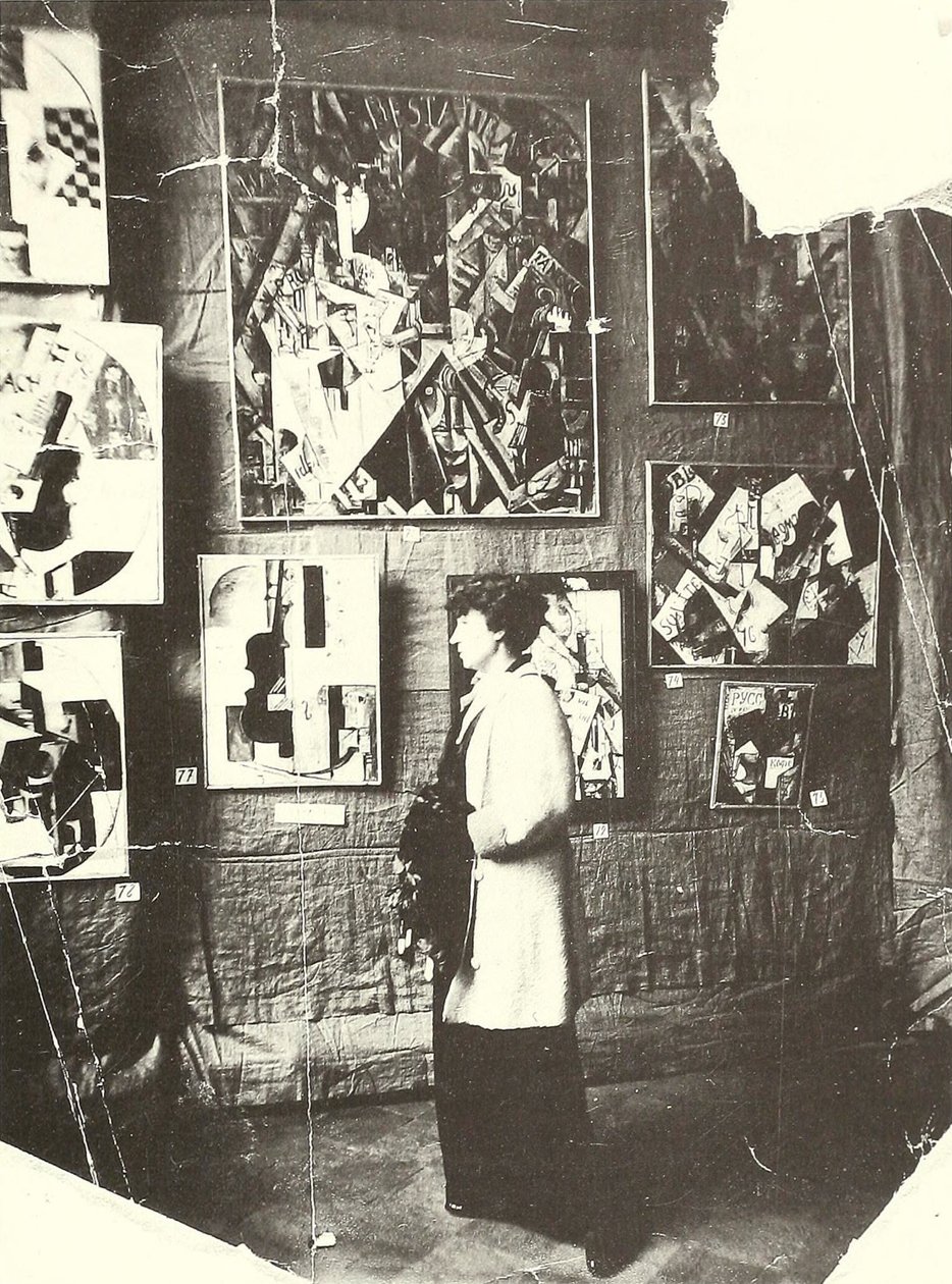 Alexandra Eksterová před obrazy Udalcovové na výstavě The Store, Moskva od Russian Photographer