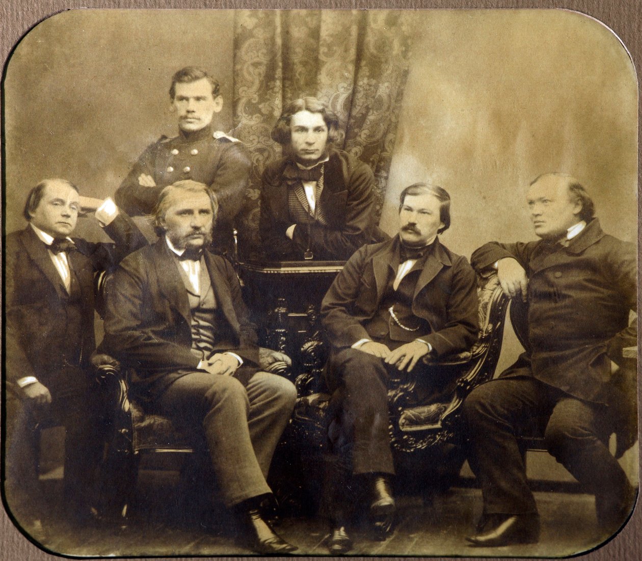 Leon Tolstoj (1828-1910) a Dmitrij Grigorovič (1822-1900) - Assis, Ivan Alexandrovič Gontcharov (1812-1891), Ivan Sergejevič Tourgueniev (Turgenev, Tourguenieff nebo Tourgueneff) (1818-1883), Drzhin Vasilievin (1818-1883) 1824-1864) a kol od Russian Photographer
