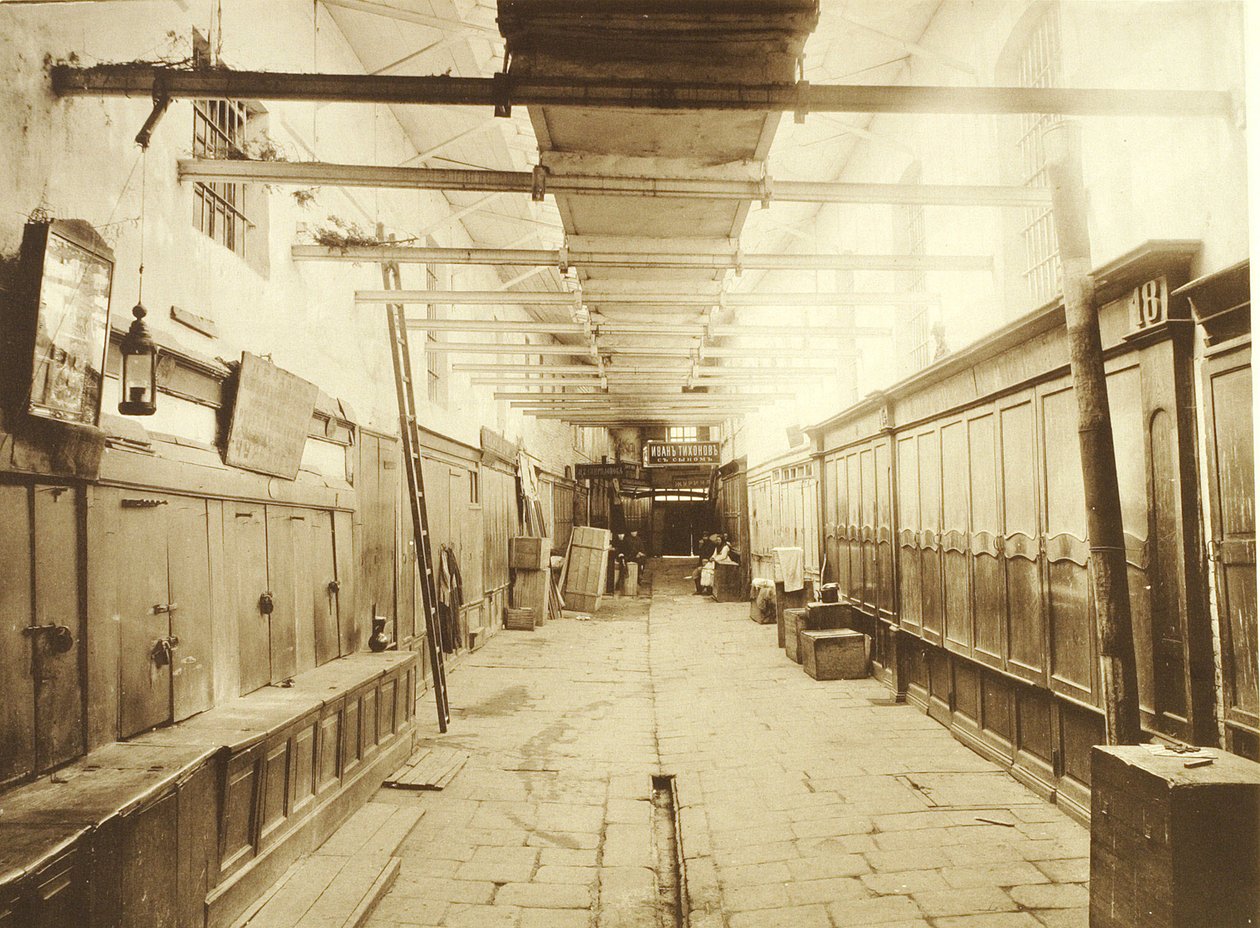 Procházka do Icons v GUM nebo Universal Main Store, nákupní centrum na Rudém náměstí v Moskvě. Fotografie z roku 1886. Ruský státní filmový a fotografický archiv, Krasnogorsk Horní obchodní řady na Rudém náměstí v Moskvě. Obchodní ikony. albumin od Russian Photographer
